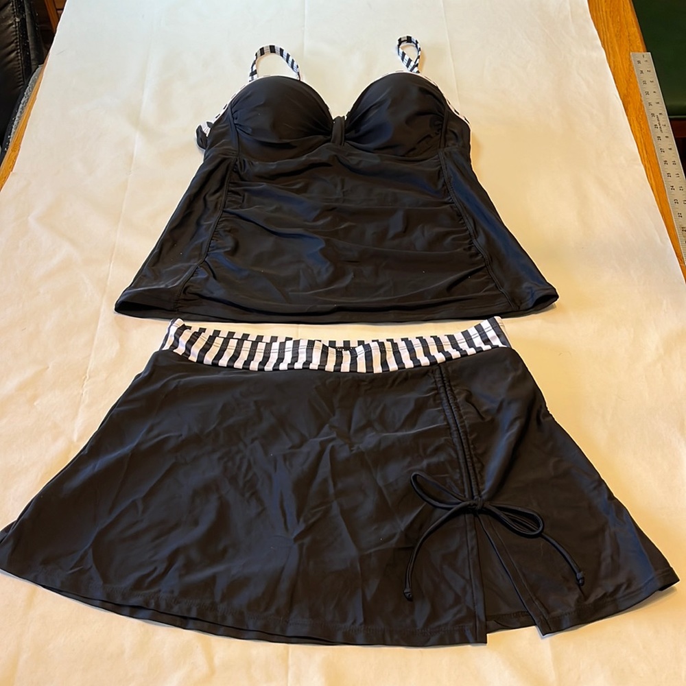 Pretty black 2 piece swimsuit skirted size Large #31p